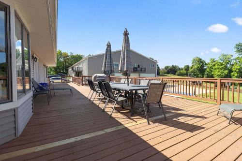 Grass Lake House | Grass Lake Retreat with Game Room & Fire Pit
