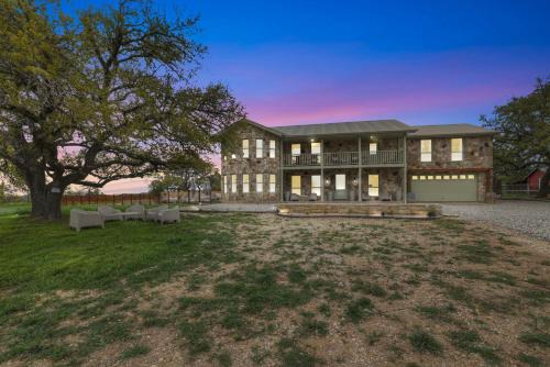 Johnson City House | Grasslands Pool Hot Tub Hill Country Views