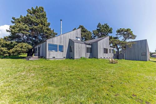 Sea Ranch House | Grateful Getaway with Fireplace and Scenic Views