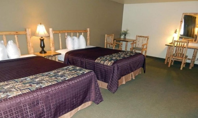Ponderay House | Great Amenities! 2 Spacious Units, Shuttle, Laundry, Breakfast, Spa Tub!