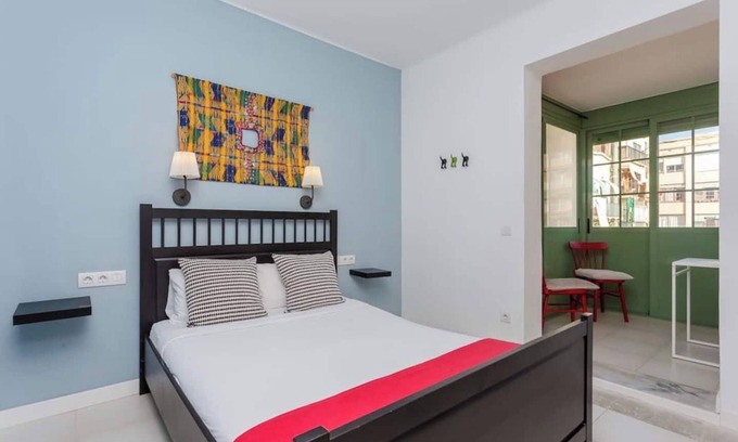el Camp d'en Grassot i Gracia Nova Apartment | Great apartment to experience all the charms of Barcelona while staying in a central location! It has 3 comfortable and cozy bedrooms each one with a small living room area.