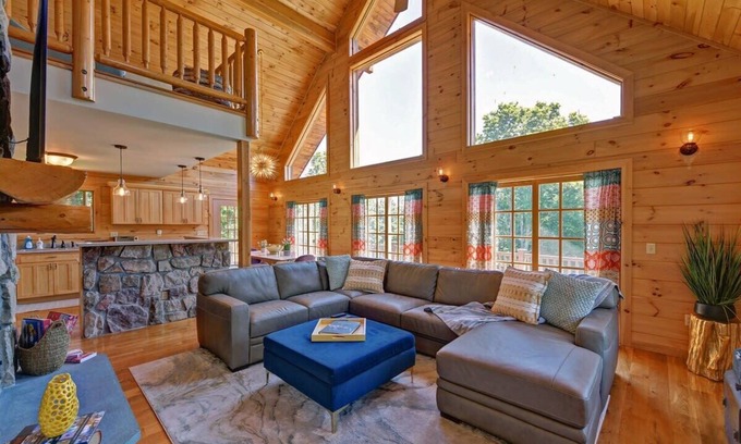 Great Barrington House | Great Barrington, Cabin Sleeps 14, Walk To Town