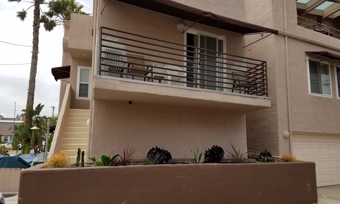 Central Mission Beach Condo | Great Condo in Mission Beach only a block from the ocean and steps to the bay.