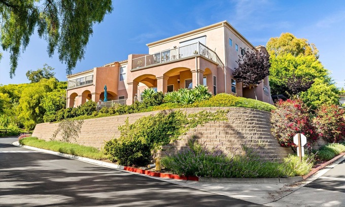 Santa Barbara Condo | Great Condo with easy 5 minute access to beaches, downtown, and the airport