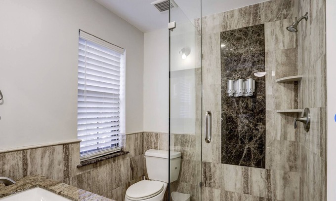 The Villages House | Great contemporary home 5 miles from Houston Galleria1003 Ridgeley