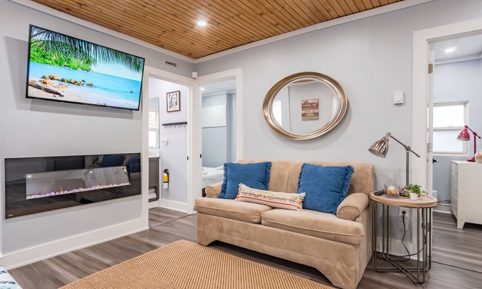 Wasaga Beach Cottage | Great cozy cottage 4 min from the beach and all amenities