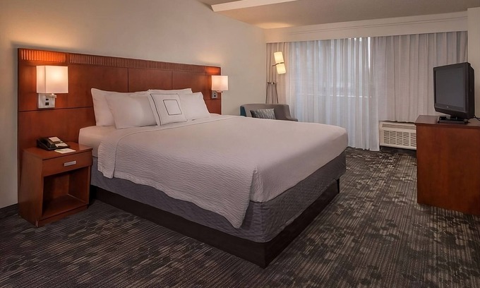 Rosslyn Apartment | Great Deal! 2 Large Units with Onsite Starbucks! Pets Allowed & Self Parking!