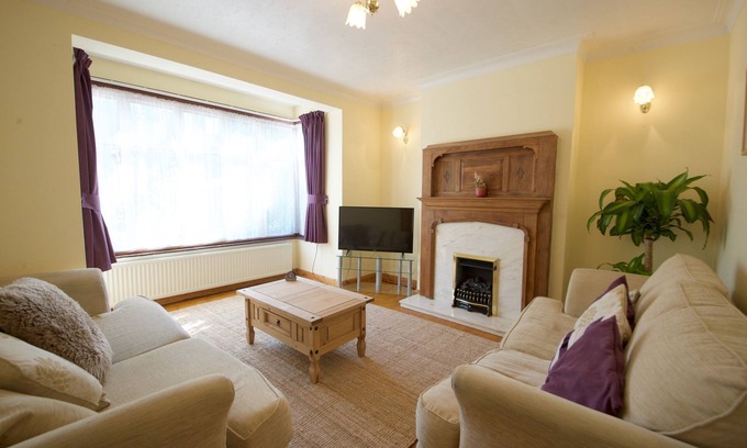 High Barnet House | Great Deal Beautiful 3 Bedroom House London