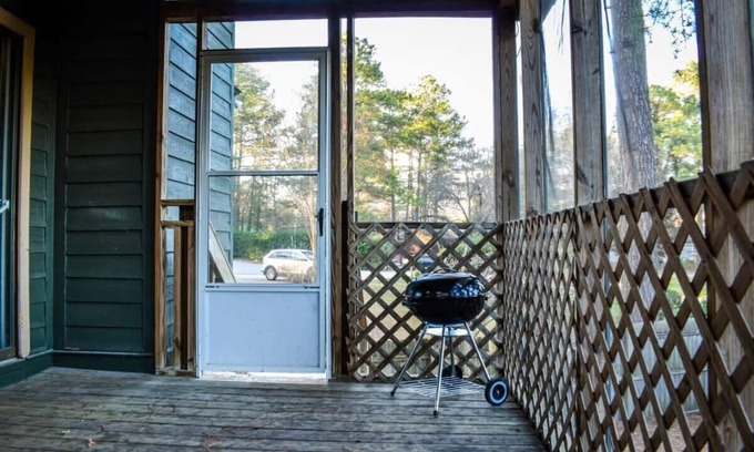 Columbia House | Great Deck & Yard - The Groovy Green Getaway