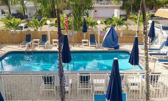 Lauderdale-by-the-Sea Hotel | Great Escape Apartments by Lowkl