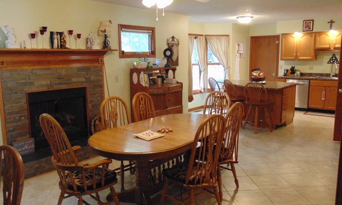 Mishawaka House | Great for Graduation! Close to ND…