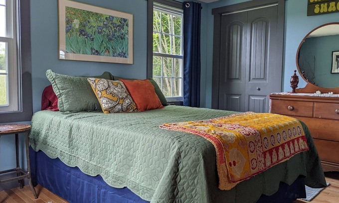 Mills River House | Great for larger groups and central to hiking or the city life.
