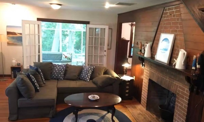 Manomet House | Great getaway for a family/two located on a quiet road, a 2 min walk to beach.