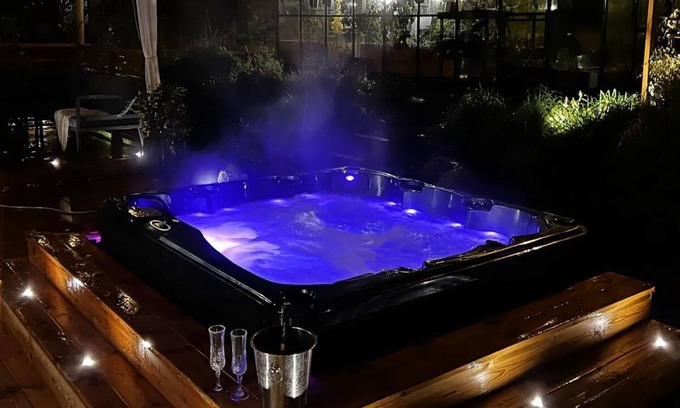 Nacka Municipality House | Great house with luxorious outdoor hot tub. Located in beautiful Saltsjöbaden.