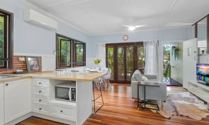 Holland Park West House | Great Location Cute Family Home, beautiful nature