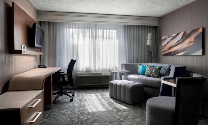 Tempe Hotel | Great Location Near Desert Botanical Gardens! Swimming Pool, Pets are Allowed!