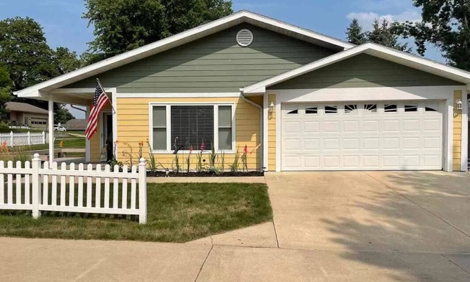 Arnolds Park House | Great Location! - Vacation Cabin with easy access to Arnolds Park!