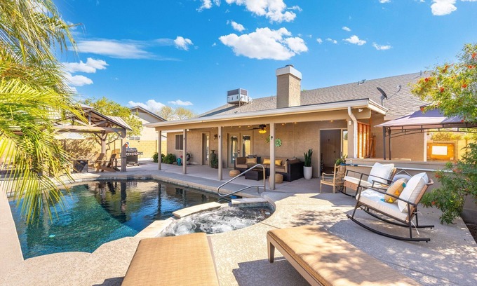 La Buena Vida House | Great Location! Walk to State Farm Stadium! FREE Heated Pool & Spa!