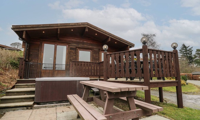 Rhayader Cottage | GREAT OWL LODGE, pet friendly, with hot tub in Rhayader