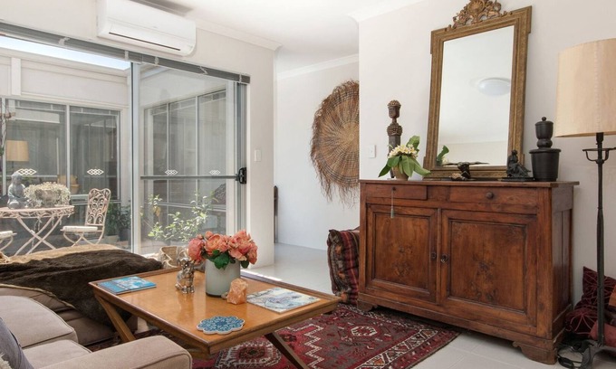 Rockingham House | Great Place To Stay - 5 minutes drive to the beach.