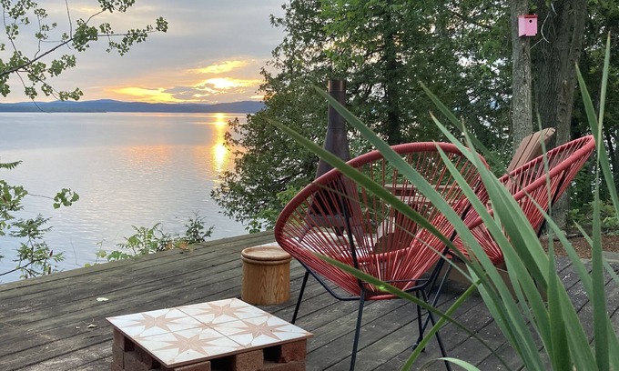 South Hero Cottage | GREAT RATES! CHARMING DOG FRIENDLY LAKESIDE COTTAGE