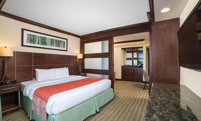 Sunny Isles Beach Resort | Great Relaxing Overnight Stay! Pet-friendly Property + Onsite Swimming Pools