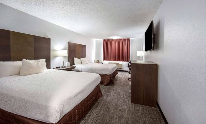 Grants Pass Hotel | Great Relaxing Overnight Stay! 2 Convenient Units! Near Grants Pass Golf Club!
