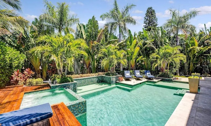 Longboat Key House | Great Summer Rate! 3 minute walk to the sand. Luxurious 6 bedroom.