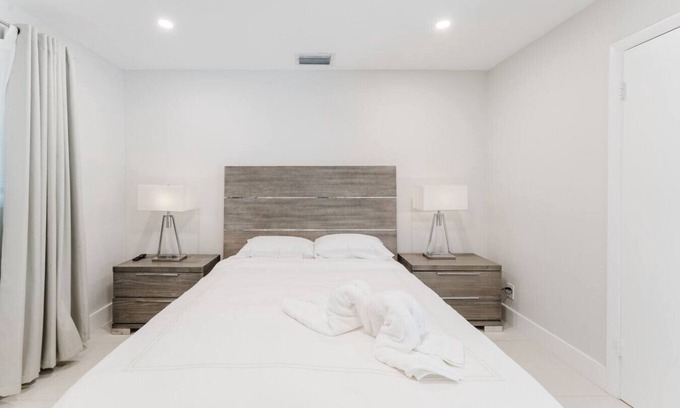Hollywood Hills Apartment | Green Paradise Villa – with Pool & Jacuzzi