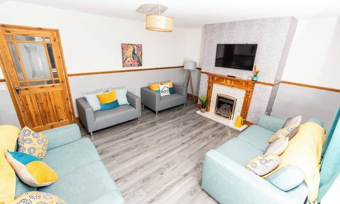 Gateshead House | Greenbourne - 4 bedrooms Sleeps 8 free parking