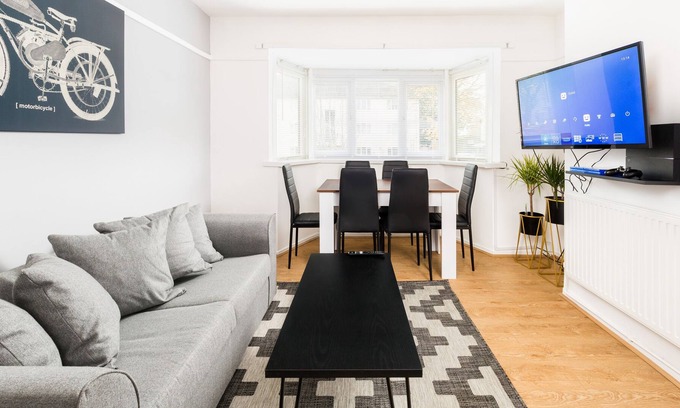 Sheldon Apartment | Greenvale Apartment - Sleeps 4 + Breakfast Hamper