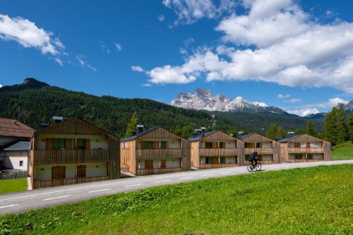 Vodo Cadore Apartment | GreenWood Chalet - Spacious Alpine Retreat with Mountain Views