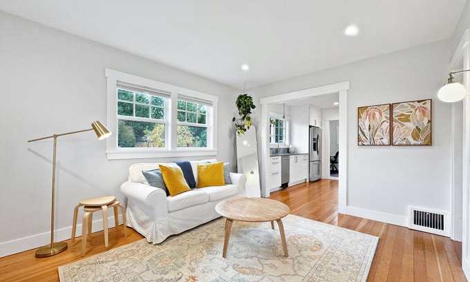 Greenwood House | Greenwood Cottage | King Bed | Office | Fenced Yard