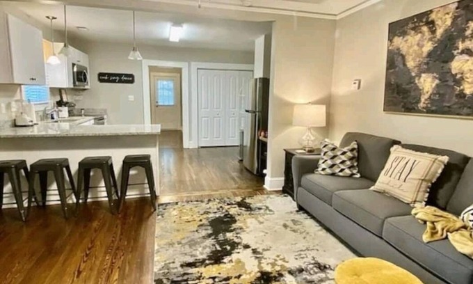 Greer Cottage | Greer Twin Cottage A - Walk to City Park and Downtown Greer