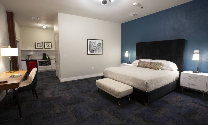 Tyler Hotel | Greyhound Inn - Accessible King Suite