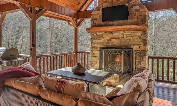 Foxfire Estates Cabin | Grizzley Gulch - Hot Tub | Arcade Game | Firepit | Outdoor Fireplace | Duck Pond View