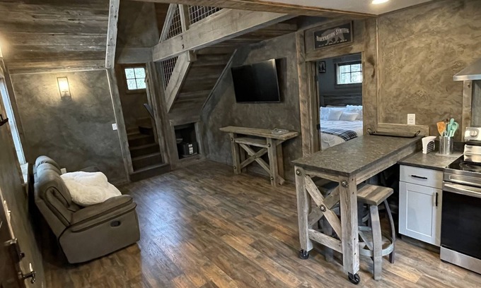Whitefish Cabin | Grizzly Ridge Retreat cabin #1 4Bd PET FRIENDLY sleeps 9… 8 minutes to Whitefish