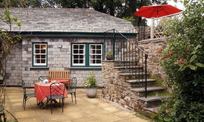 St Minver Cottage | GROOMS COTTAGE, pet friendly, with open fire in St Minver
