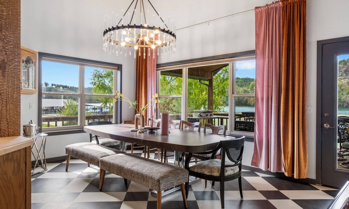 Branson Cabin | Groovy 5bd/2.5b on Lake Taneycomo near Branson sleeps 15