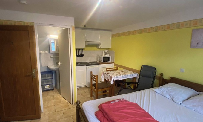 Saint-Amand-les-Eaux Apartment | Ground-floor studio 2.5 kilometers from town center