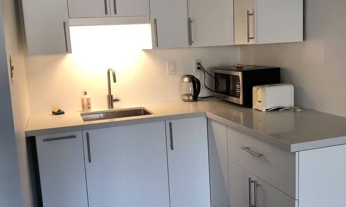 Erin Mills House | Ground floor 1 bedroom apartment with free parking