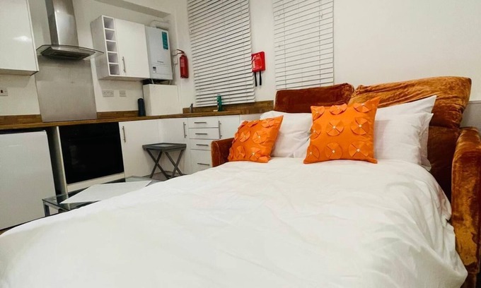 East Walworth Apartment | Ground Floor 3Beds) Tower Bridge Retreat