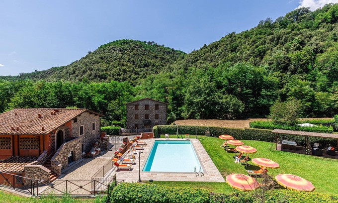 Pescaglia Apartment | Ground floor apartment with covered patio