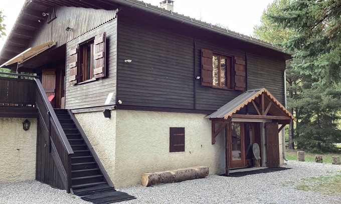 Barcelonnette Ski Chalet | Ground floor chalet in Barcelonnette with terrace, garden, parking, boules pitch