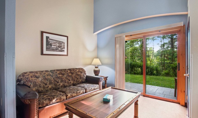 Wisconsin Dells Condo | Ground-floor condo with mini-fridge, central AC, & patio