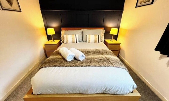 North Glasgow Apartment | Ground floor Flat with Free Parking & WiFi