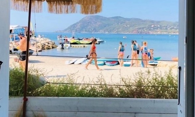 Les Sablettes Apartment | Ground floor of villa placed on the sand 10 m from the sea, on the Côte d'Azur