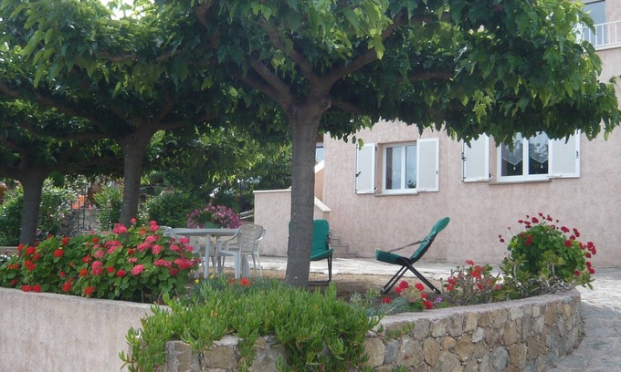 L'Ile-Rousse Apartment | Ground floor villa flat in Monticello