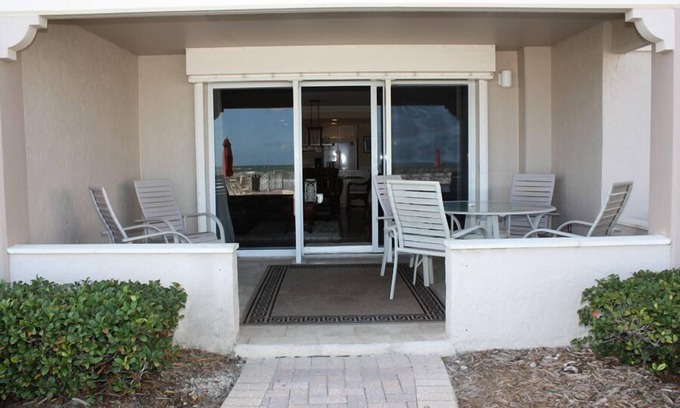 New Smyrna Beach Condo | Ground floor with King master, 2 twins 2nd bedroom Bunk beds in 3rd bedroom (twins) twin/full combo.