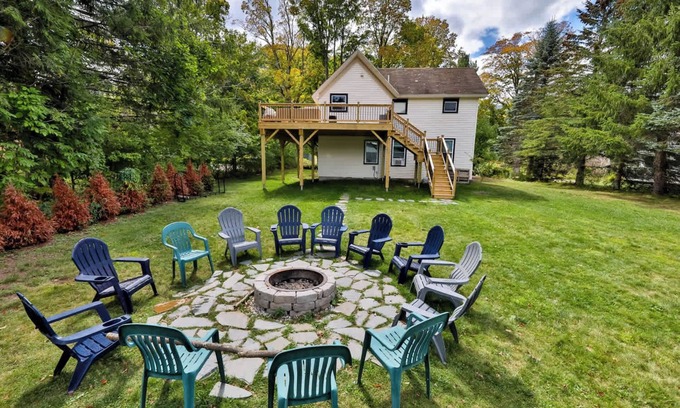 Hunter Apartment | Group Getaway 1 Mile From Hunter Mtn w/Fire Pit